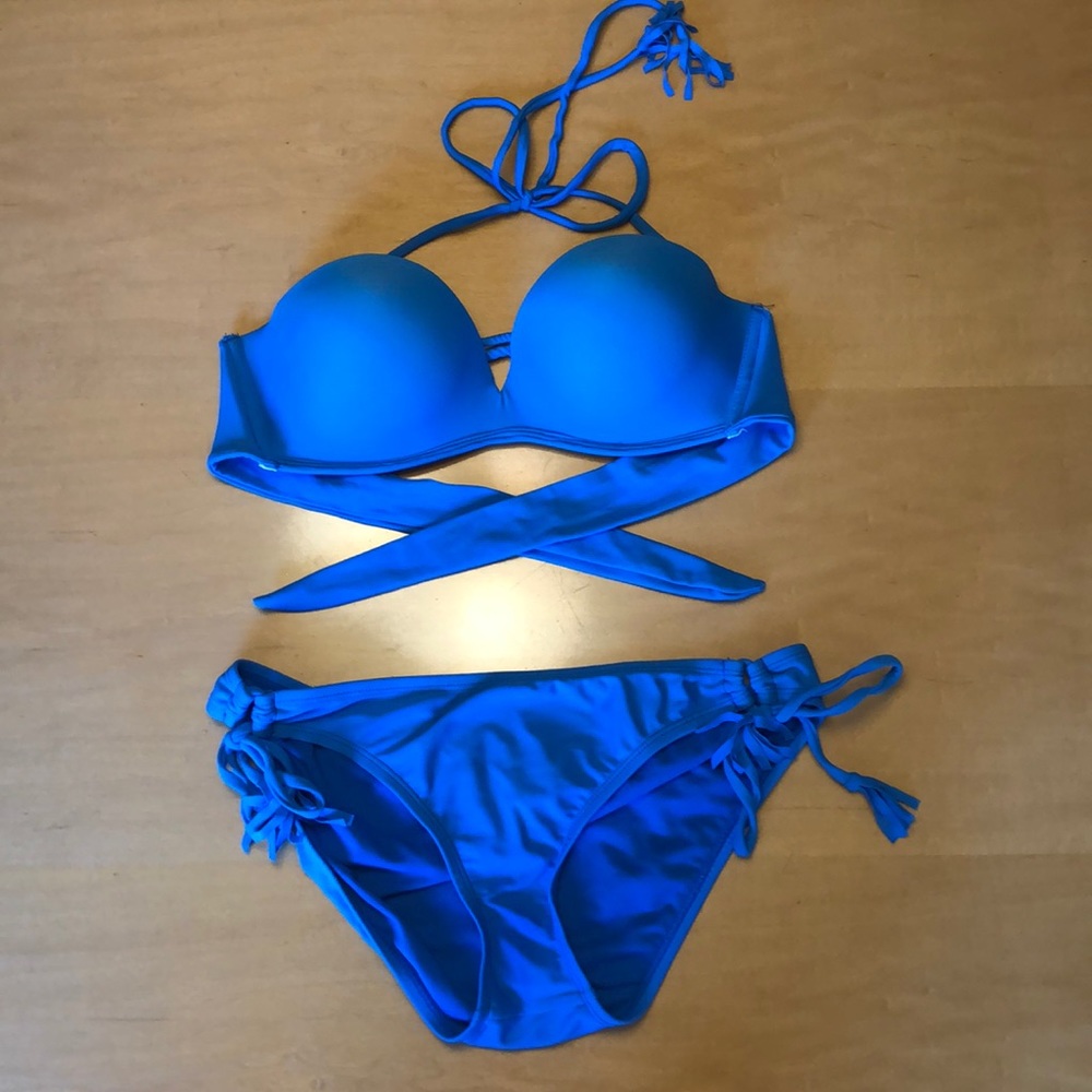 Raisins blue bikini